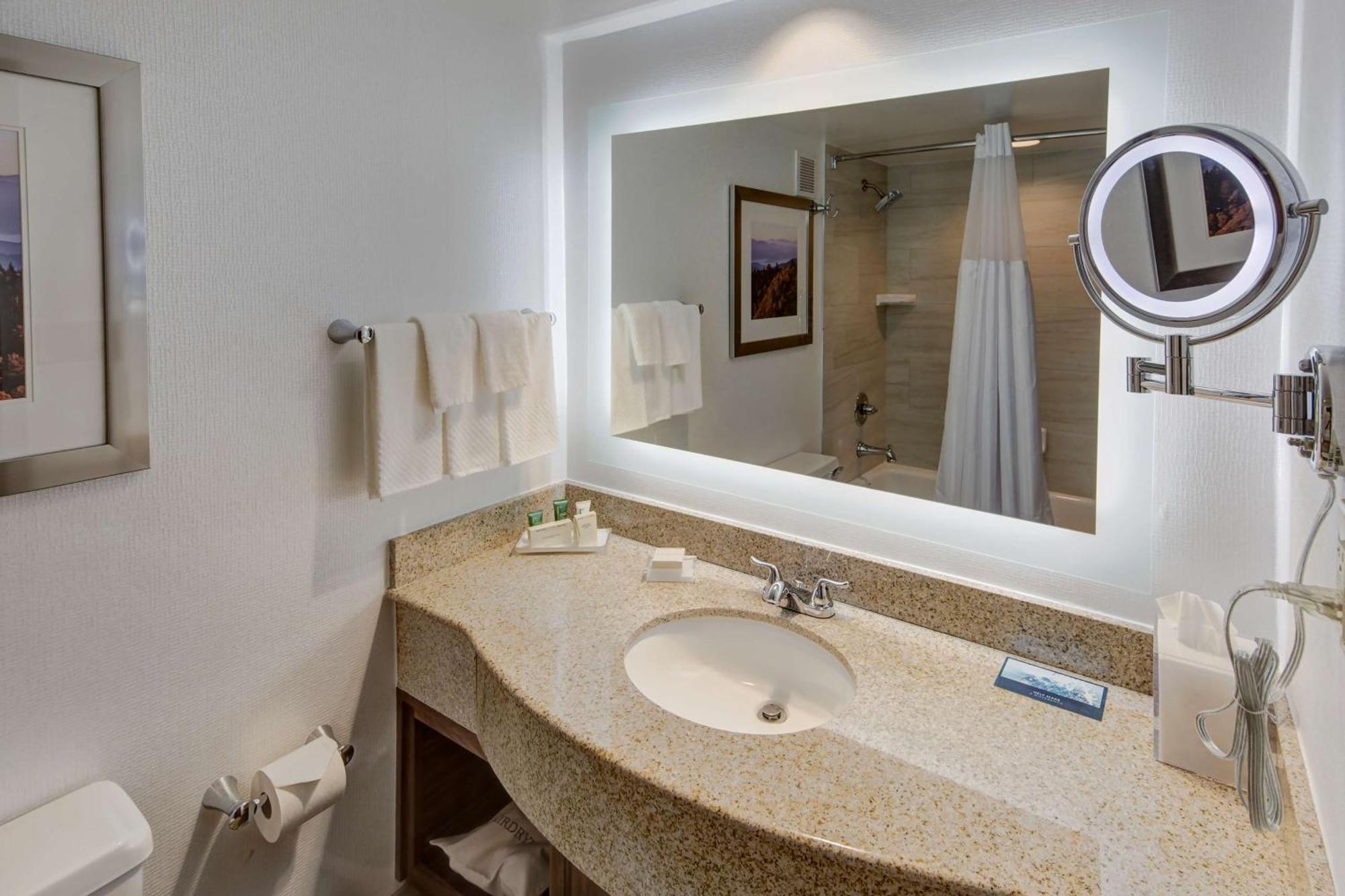 Hilton Knoxville Airport 3*