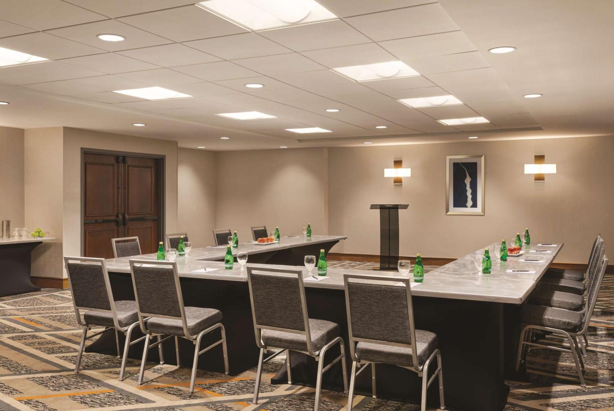 Hilton Knoxville Airport Hotel 3*