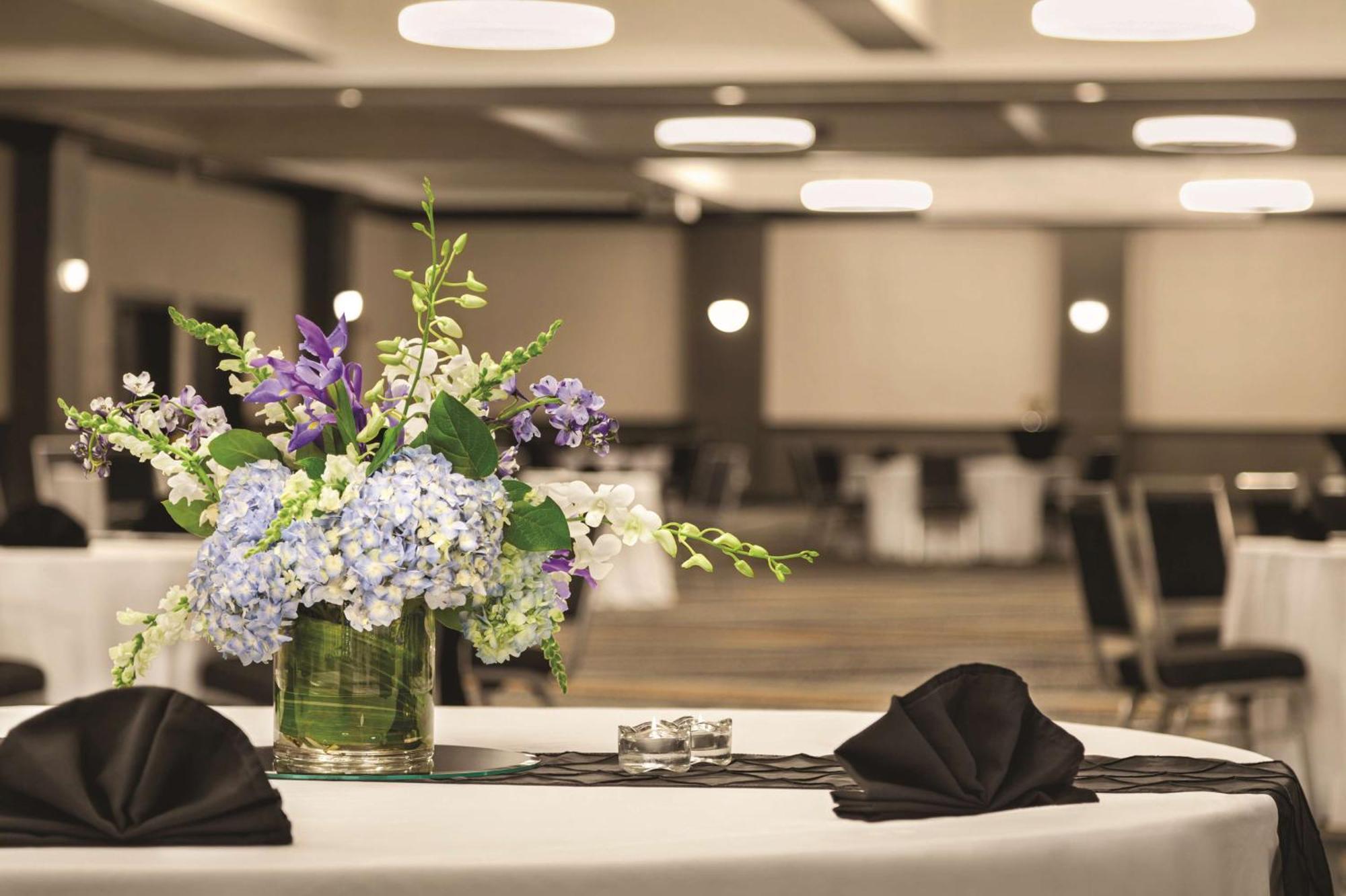 Hilton Knoxville Airport Hotel 3*